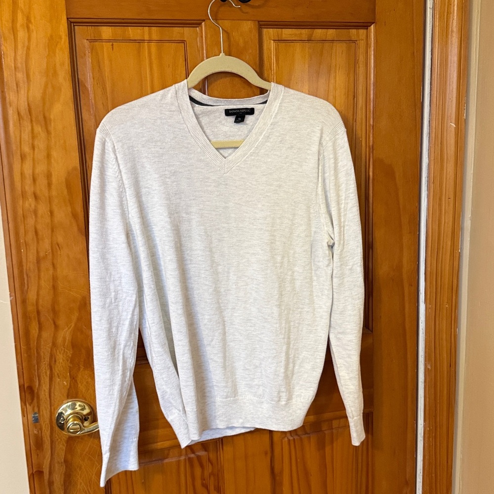Banana Republic Men's Light Gray V-Neck Sweater Size Medium